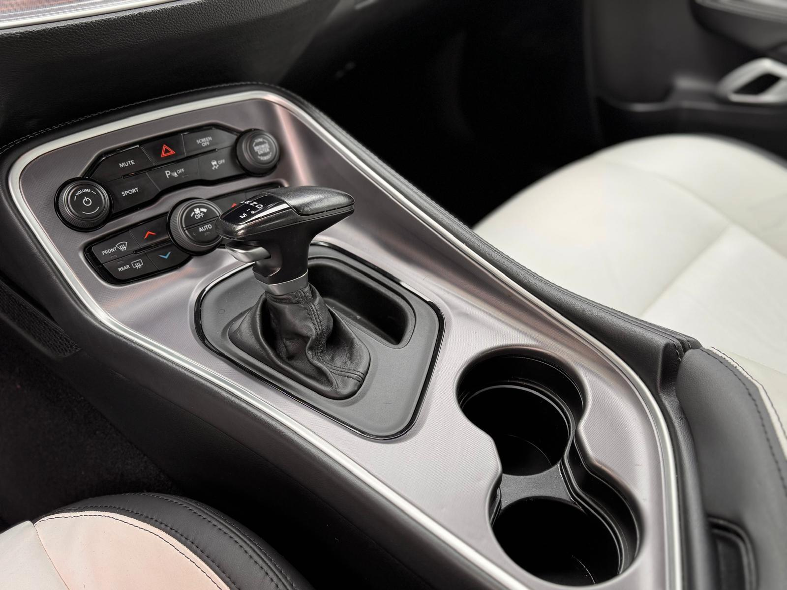 Dodge Challenger - Photo 8