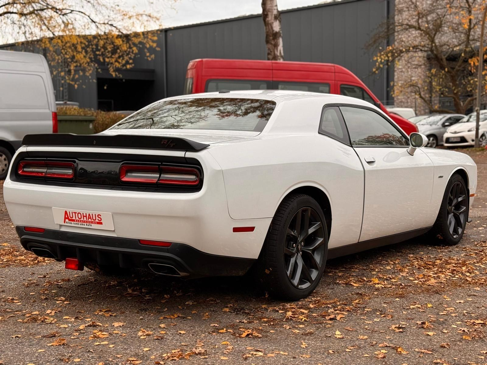 Dodge Challenger - Photo 3